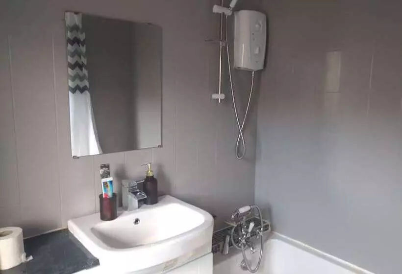 Beautiful 2 Bed House In Bolton With Free Parking