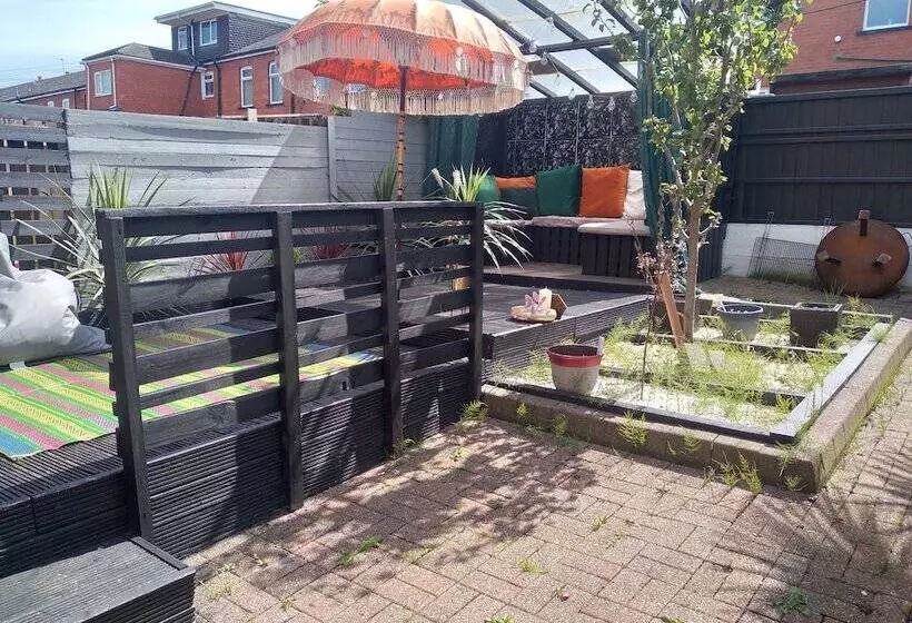 Beautiful 2 Bed House In Bolton With Free Parking