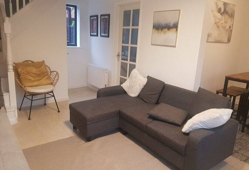 Beautiful 2 Bed House In Bolton With Free Parking