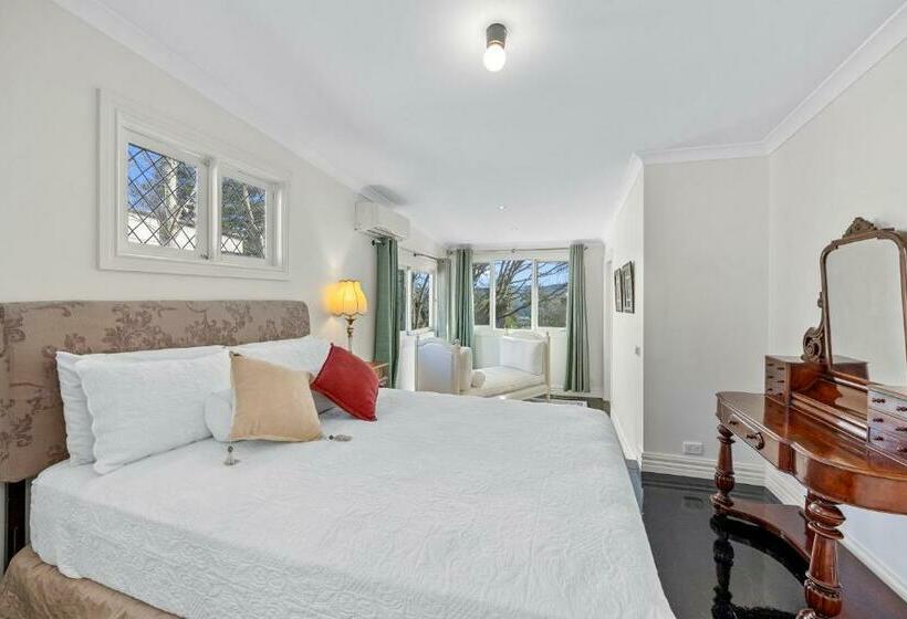 Old Fernshaw Cottage