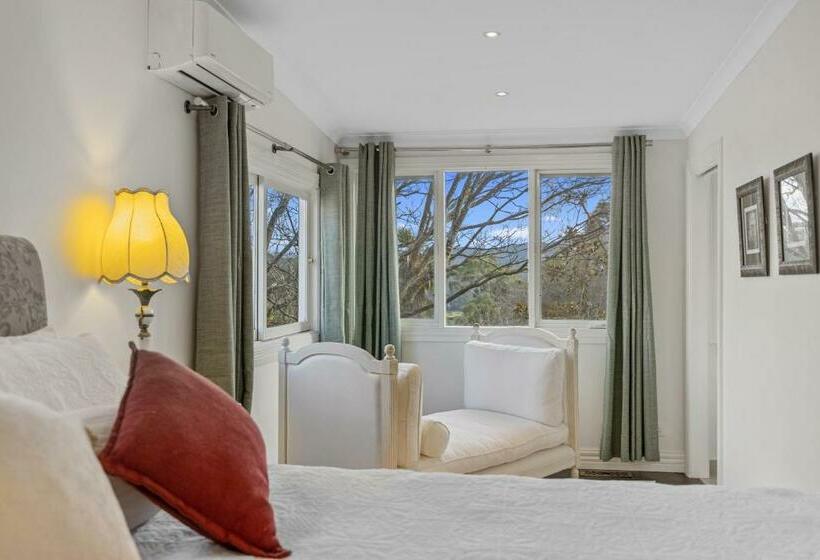 Old Fernshaw Cottage