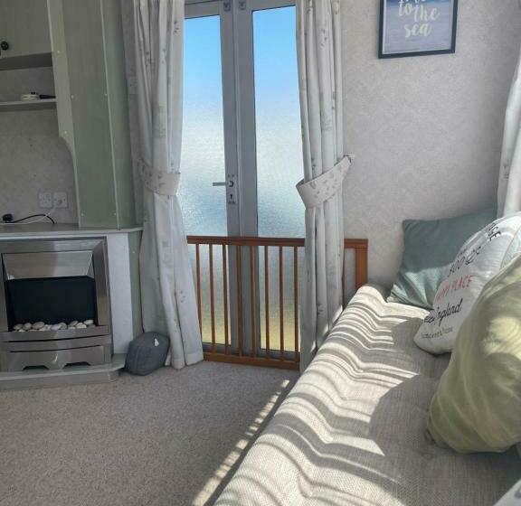 Hollie’s Hemsby Holidays   Static Caravan