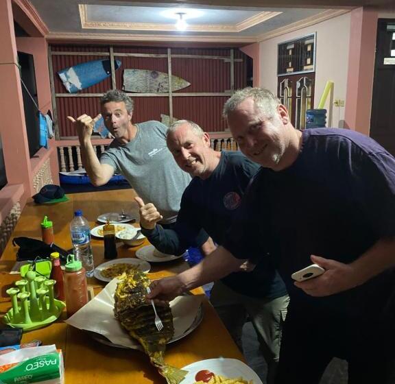 بنسيون Damien Arico Surf Camp Nias