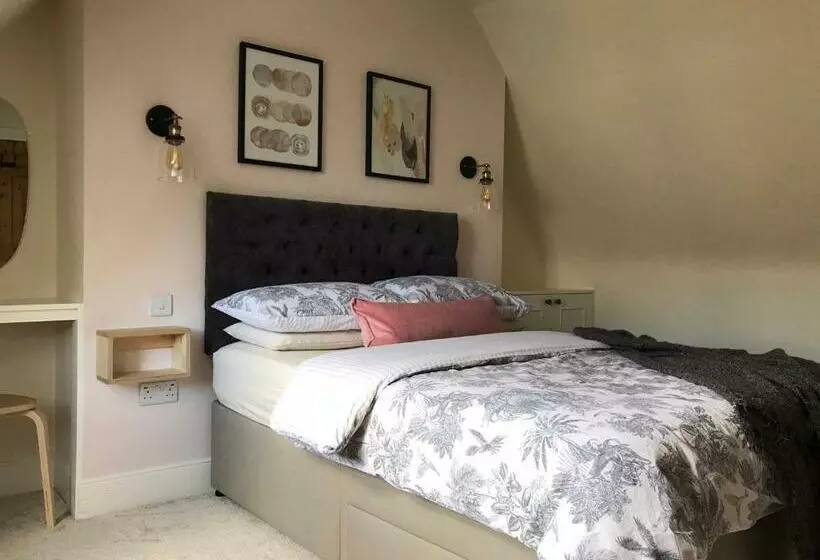 Newly Renovated Seaside Townhouse With Logburner
