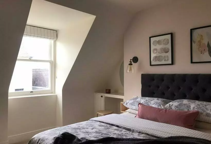 Newly Renovated Seaside Townhouse With Logburner