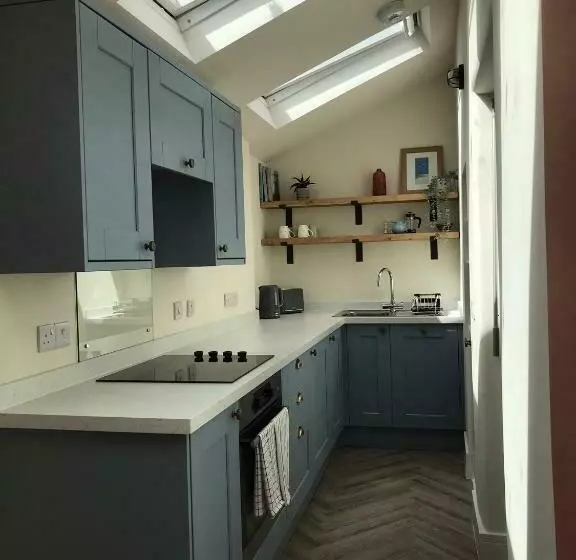 Newly Renovated Seaside Townhouse With Logburner