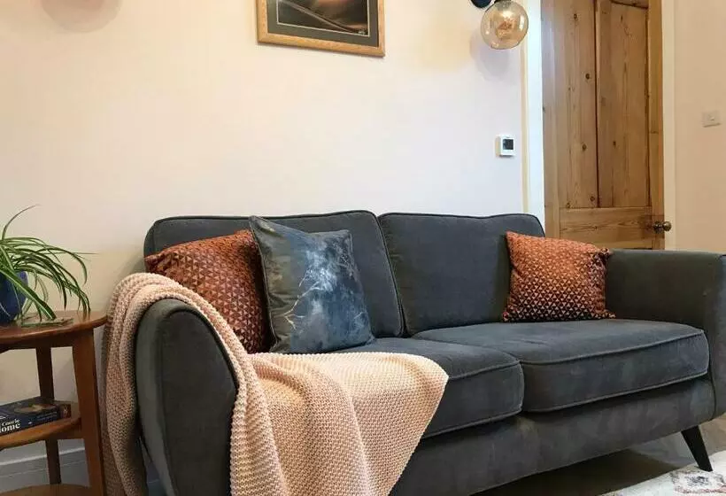 Newly Renovated Seaside Townhouse With Logburner