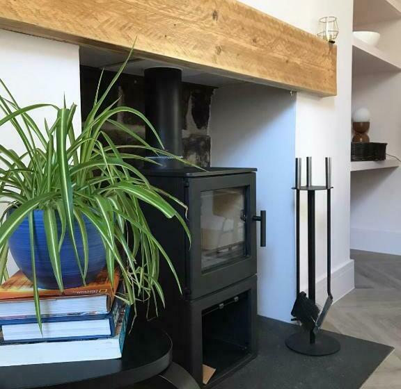Newly Renovated Seaside Townhouse With Logburner