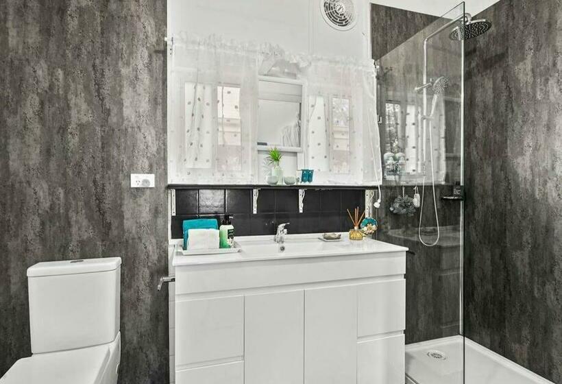 Coastal Vibes   Walk To Beach, Marina, Cafes And Pubs