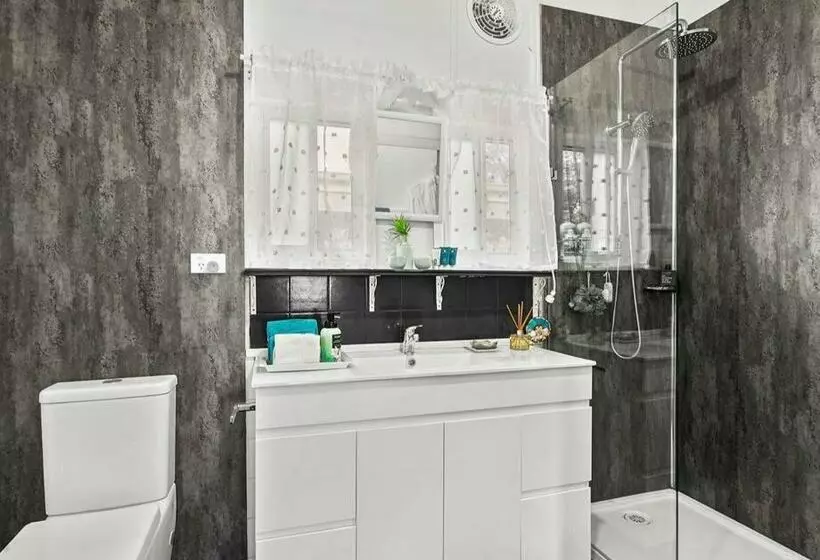 Coastal Vibes   Walk To Beach, Marina, Cafes And Pubs