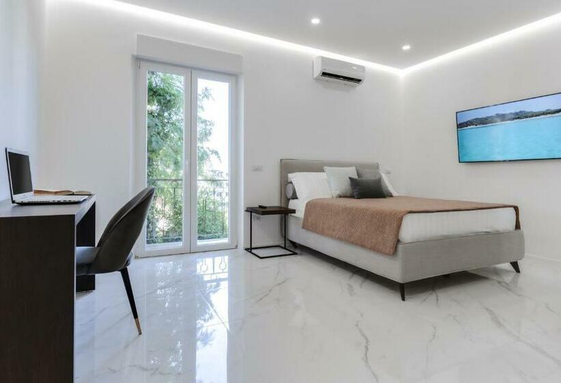 پانسیون The Crown Black And White Rooms