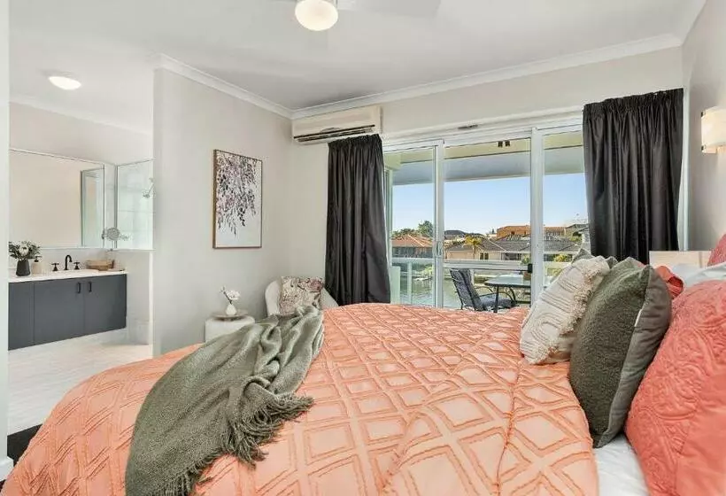 Canal Home  Close To Beach And City Centre
