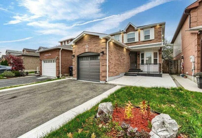 Classic & Luxury Private Detached Entire Home With Free Wi Fi & T.v