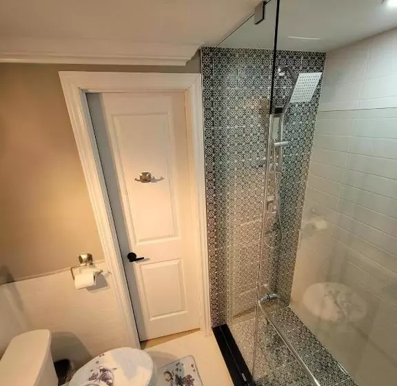 Classic & Luxury Private Detached Entire Home With Free Wi Fi & T.v
