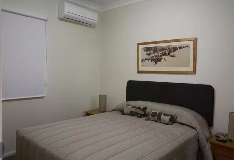 هتل Emerald Inn By Travellers