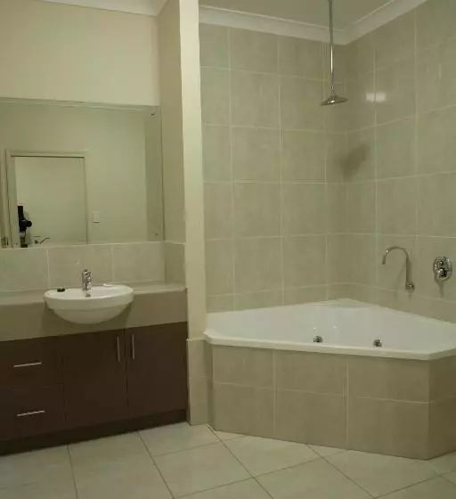 هتل Emerald Inn By Travellers