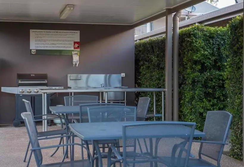 هتل Emerald Inn By Travellers