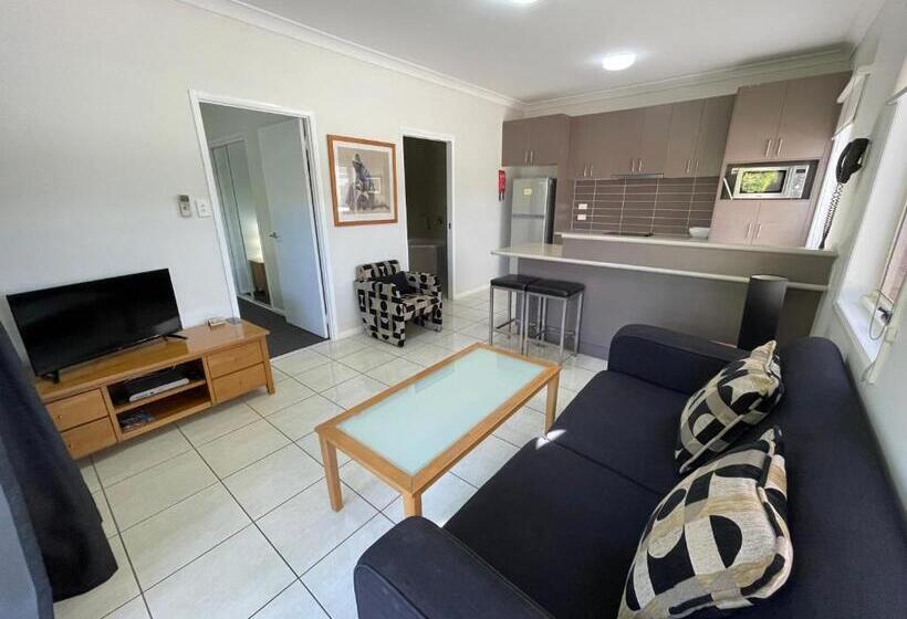 Hotel Emerald Inn By Travellers