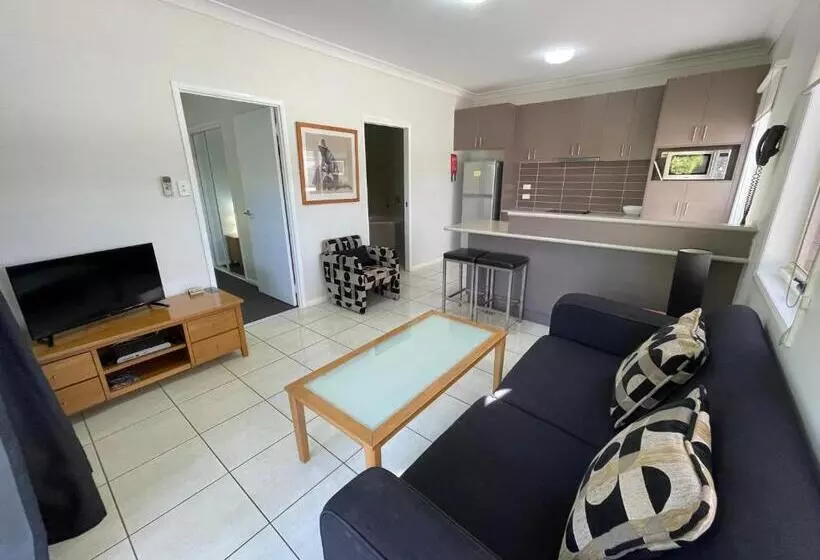 هتل Emerald Inn By Travellers