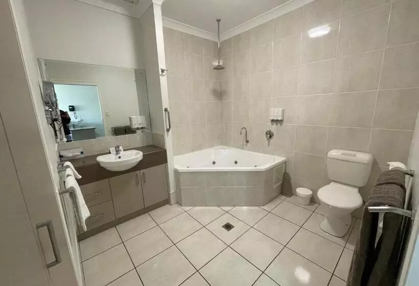 هتل Emerald Inn By Travellers