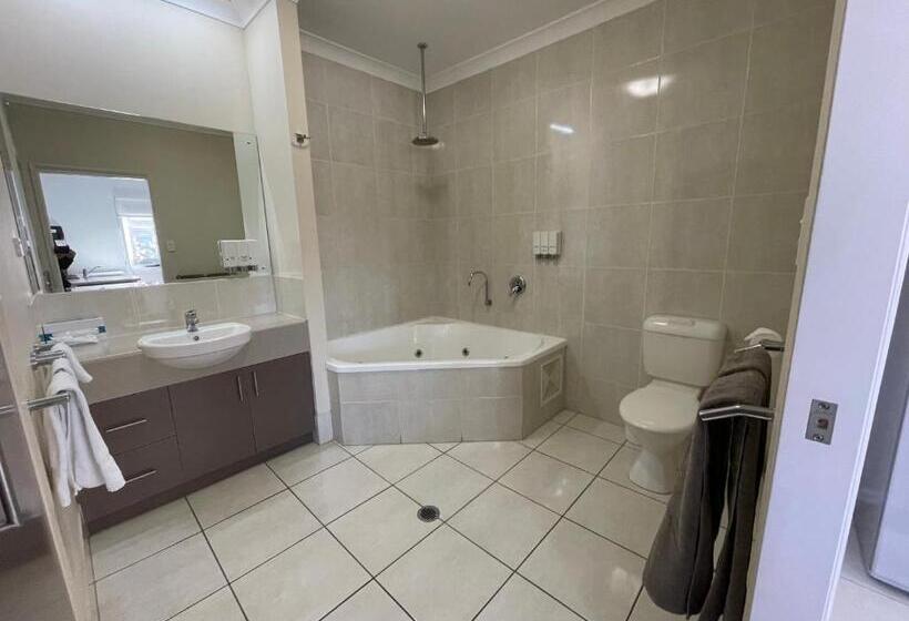 Hotel Emerald Inn By Travellers