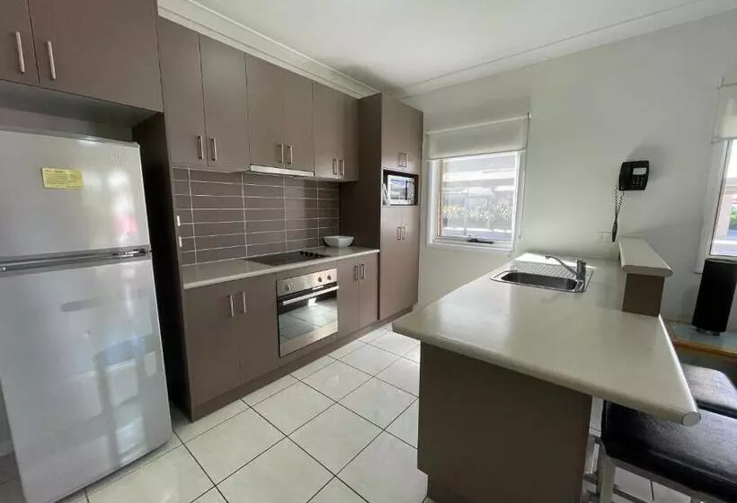 هتل Emerald Inn By Travellers