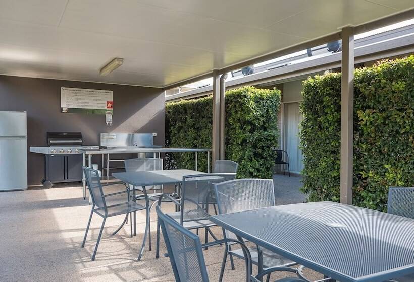 Hotel Emerald Inn By Travellers