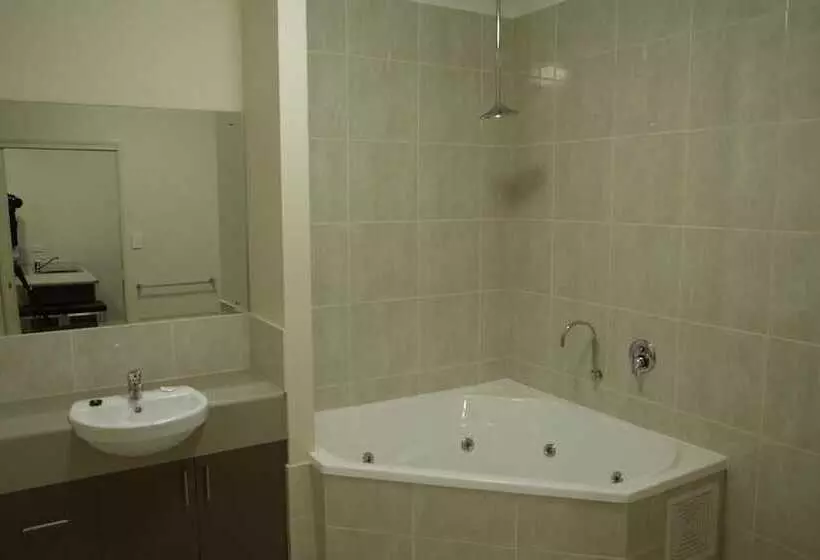 هتل Emerald Inn By Travellers