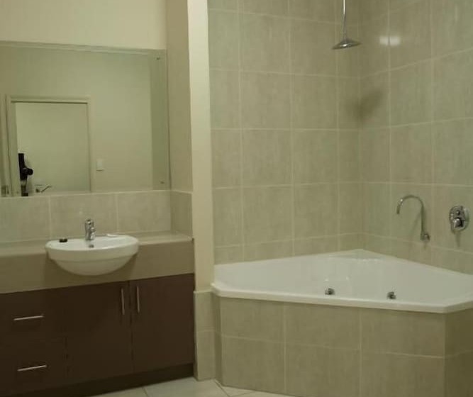 Hotel Emerald Inn By Travellers