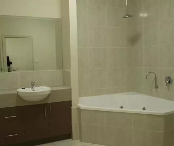 هتل Emerald Inn By Travellers