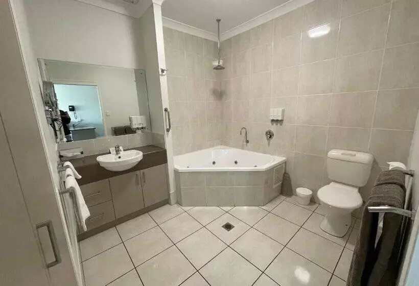 هتل Emerald Inn By Travellers