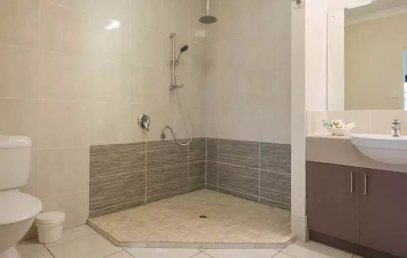 هتل Emerald Inn By Travellers