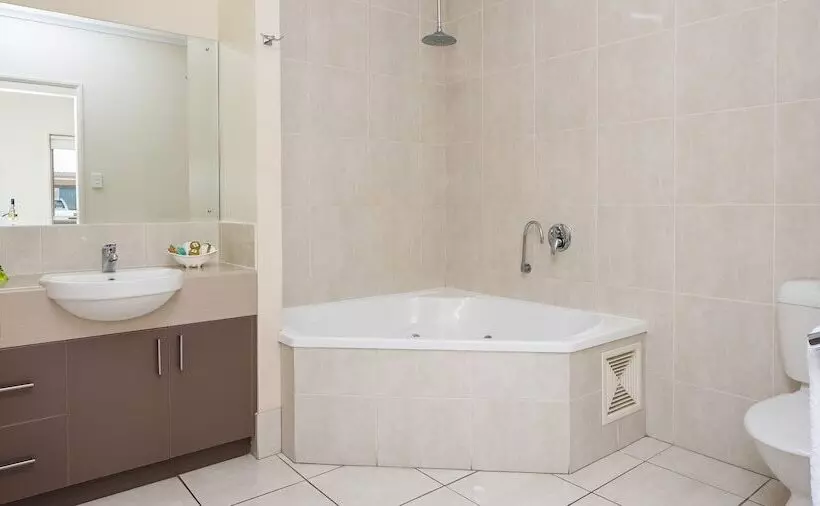 هتل Emerald Inn By Travellers