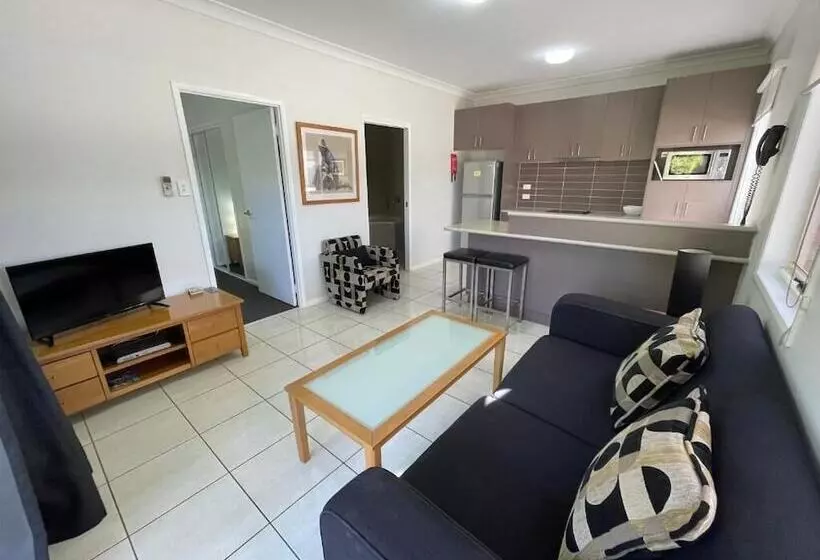 هتل Emerald Inn By Travellers