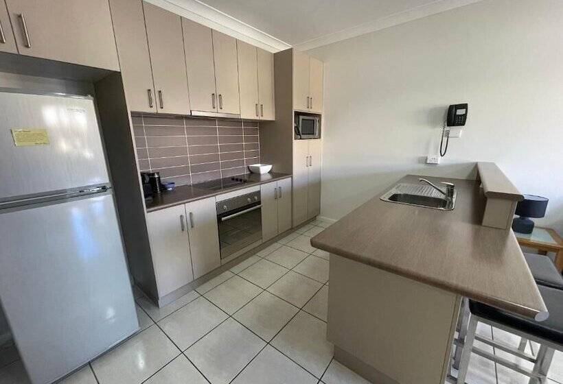 Hotel Emerald Inn By Travellers