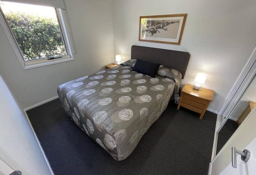 Hotel Emerald Inn By Travellers