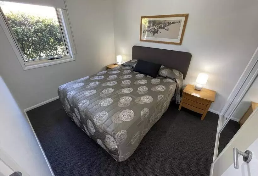 هتل Emerald Inn By Travellers