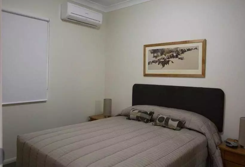 هتل Emerald Inn By Travellers