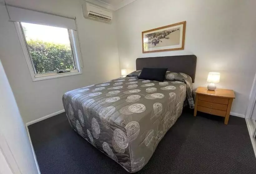 هتل Emerald Inn By Travellers