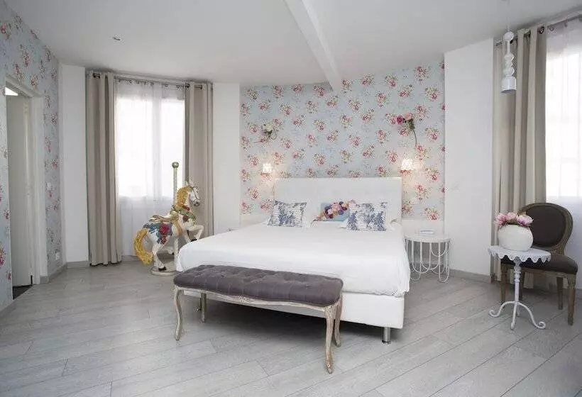 Отель Mademoiselle