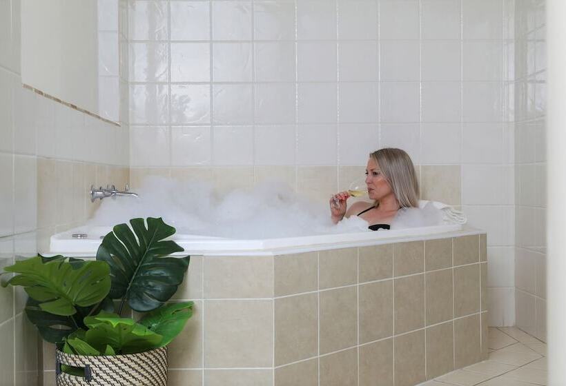 Terrigal Sails Serviced Apartments