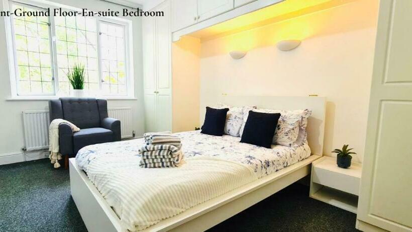 Cosy Apartments Near Hampstead Heath With Free On Site Parking & Private Gardens, Golders Green