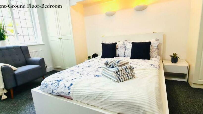 Cosy Apartments Near Hampstead Heath With Free On Site Parking & Private Gardens, Golders Green