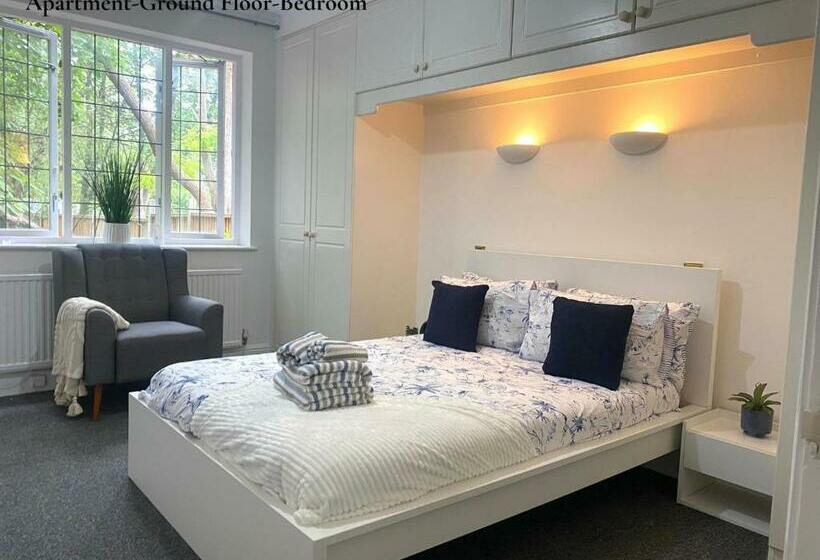 Cosy Apartments Near Hampstead Heath With Free On Site Parking & Private Gardens, Golders Green