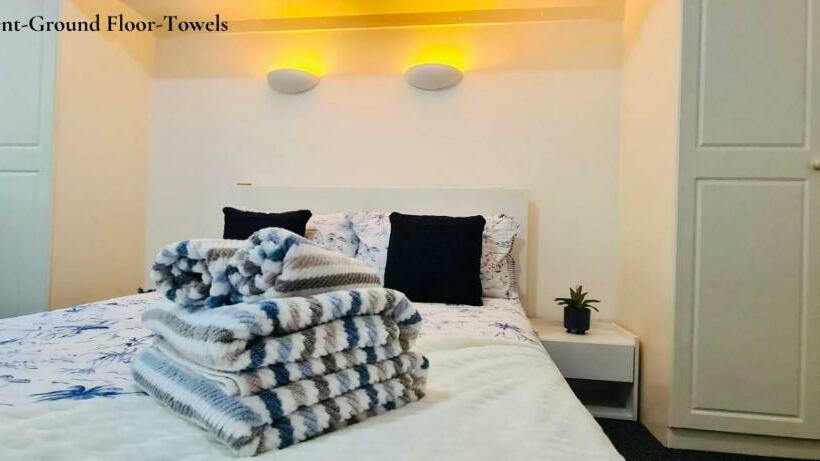 Cosy Apartments Near Hampstead Heath With Free On Site Parking & Private Gardens, Golders Green