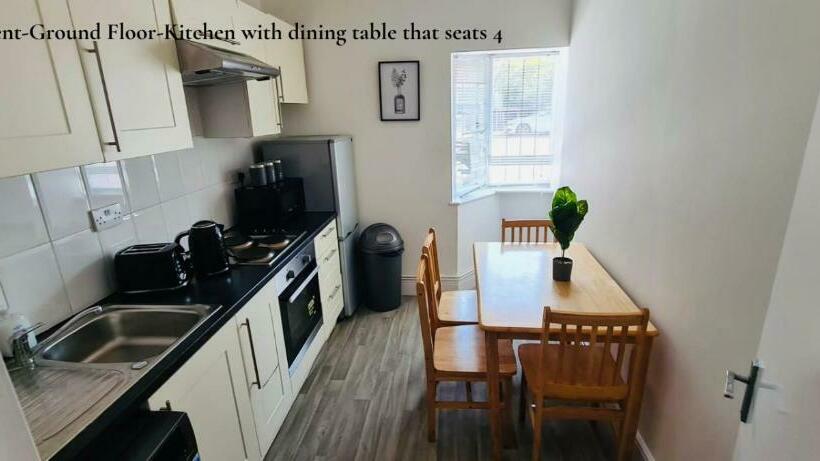 Cosy Apartments Near Hampstead Heath With Free On Site Parking & Private Gardens, Golders Green