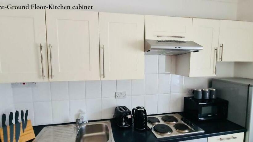 Cosy Apartments Near Hampstead Heath With Free On Site Parking & Private Gardens, Golders Green