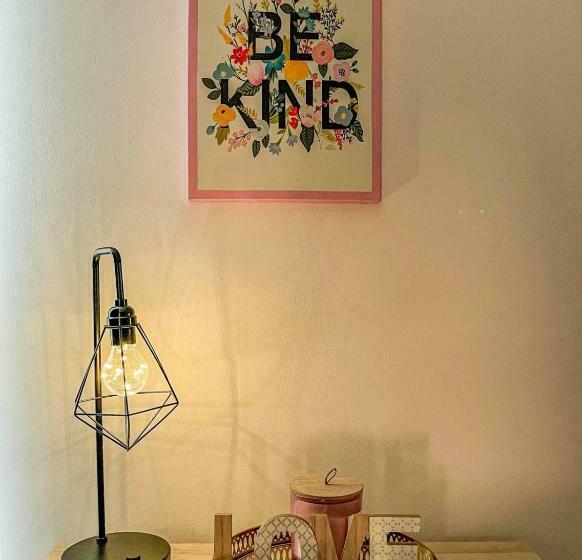 Cosy Apartments Near Hampstead Heath With Free On Site Parking & Private Gardens, Golders Green