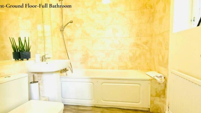 Cosy Apartments Near Hampstead Heath With Free On Site Parking & Private Gardens, Golders Green