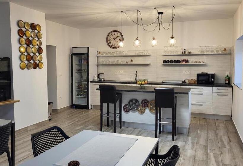 تختخواب و صبحانه Hostel Postaja